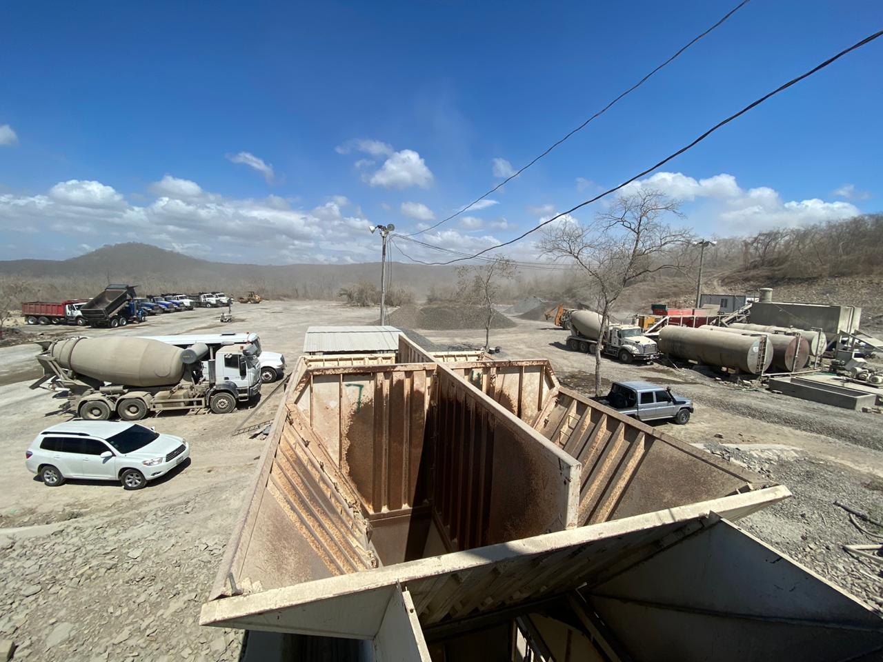 Tolva de camión blindada en obra