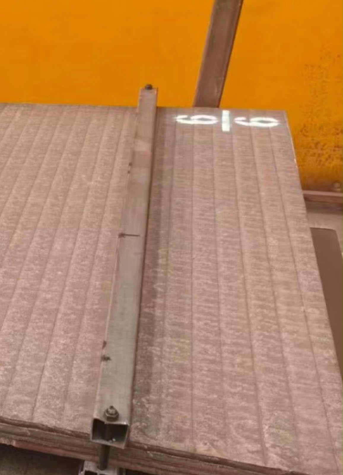 Lámina antidesgaste con cordones de recubrimiento duro