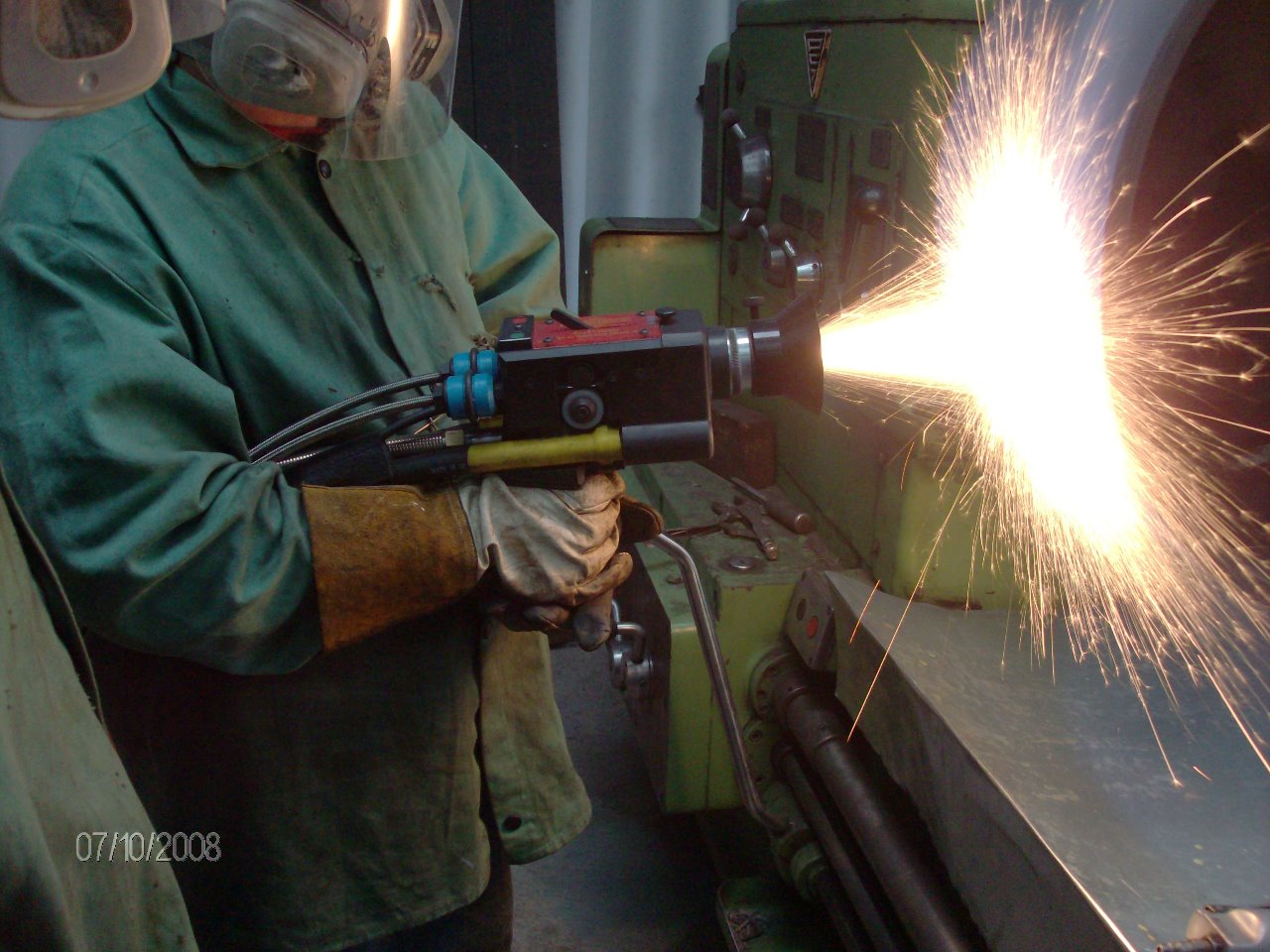 Aplicación de recubrimiento duro por arc spray en taller
