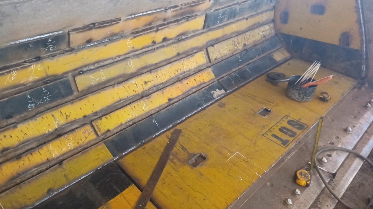 Instalación de láminas antidesgaste en tolva de volquete